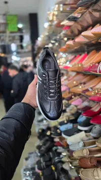 حذاء رياضي جلدي أسود برباط