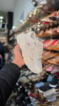 حذاء رياضي أبيض كلاسيكي