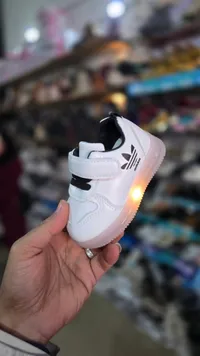 حذاء رياضي أبيض بإضاءة LED للأطفال