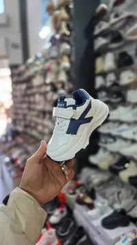 حذاء رياضي أطفال أبيض وأزرق