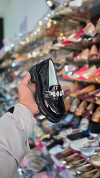حذاء لوفر نسائي أسود برّاق مزين بتفاصيل كريستال