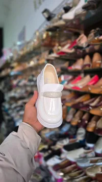 حذاء موكاسين بناتي أبيض فاخر