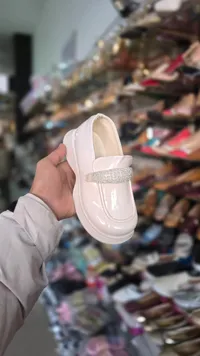 حذاء بناتي أبيض لامع برباط ديكوري