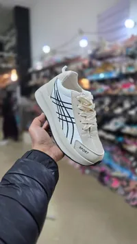 حذاء رياضي سبورت - أبيض بخطوط سوداء