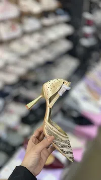 حذاء كعب عالي مزين بالكريستال