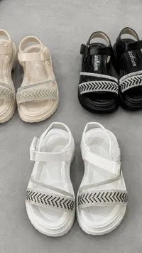 صندل بناتي مزين بالكريستال - فاشن (Fashion)