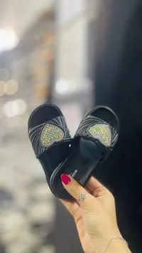صندل أطفال أسود بتصميم قلب مرصع