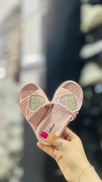 شبشب بناتي بقلب مزين بالخرز - فاشن (Fashion)