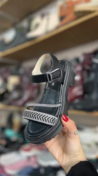 صندل بناتي أنيق مرصع بالكريستال