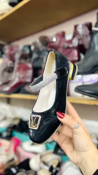 حذاء رسمي للبنات بتصميم لويس فيتون (Louis Vuitton)