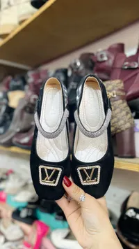 حذاء أطفال مخملي مزين بالكريستال - لويس فيتون (Louis Vuitton)