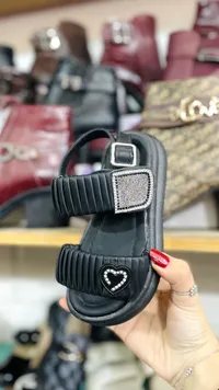 صندل بناتي بلمسة لامعة وقلب مرصع