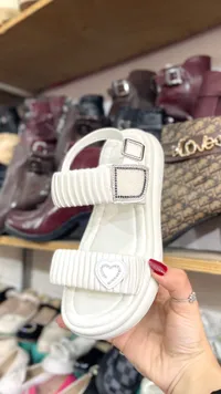 صندل بناتي أنيق بلمسة قلب