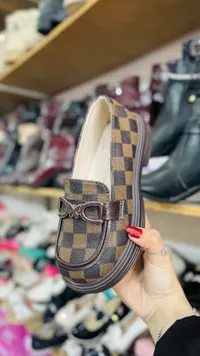 حذاء أطفال بنمط المربعات الكلاسيكي