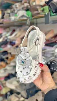 صندل بناتي أنيق بنقشة النجوم والزهور