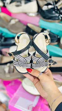 صندل بناتي مزين بالكريستال - فاشن (Fashion)