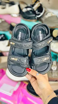 صندل أطفال أسود بتصميم عصري - فاشن (Fashion)
