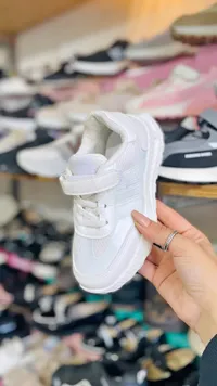 حذاء رياضي أبيض للأطفال