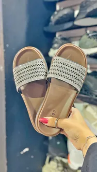 صندل بناتي مرصع بالكريستال - فاشن (Fashion)