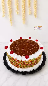 كيكة شوكولاتة بالكراميل والكرز