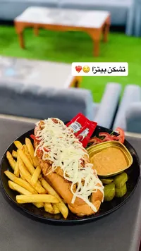 ساندويتش دجاج بالجبنة مع بطاطس مقلية