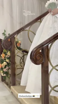 درابزين درج خشبي مزخرف - فيلا مومنتس (Villa Moments)