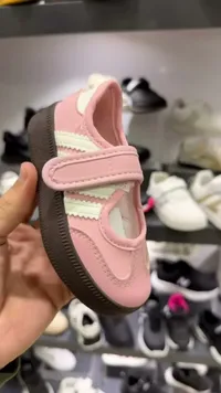 حذاء رياضي للأطفال - أديداس (Adidas)
