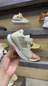 حذاء رياضي للأطفال - أديداس (Adidas)