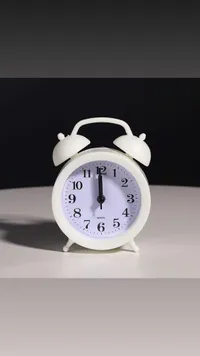 ساعة منبه كلاسيكية بيضاء