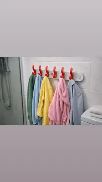 علاقة ملابس حائطية بـ 6 خطاطيف حمراء