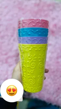 أكواب شرب ملونة بتصميم زخرفي
