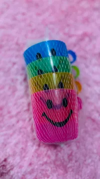 سلات شبكية ملونة بتصميم وجه مبتسم