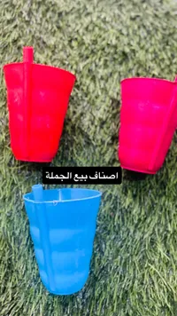 مجموعة أدوات مطبخ ملونة - دلاء وأكواب بلاستيكية