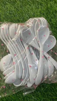 ملاعق بلاستيكية ملونة