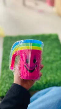 أكواب بلاستيكية ملونة بتصميم الابتسامة