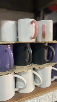 أكواب سيراميك ملونة ومتنوعة