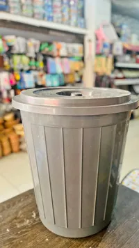 سلة مهملات بلاستيكية بغطاء