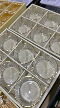 طقم كاسات زجاجية بلمسات ذهبية