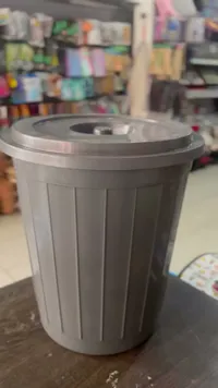 سلة مهملات بلاستيكية بغطاء