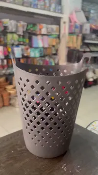 سلة مهملات بلاستيكية بتصميم مخرم