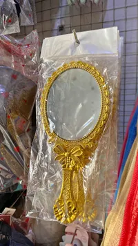 مرآة يدوية مزخرفة