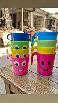 أكواب مبتسمة ملونة