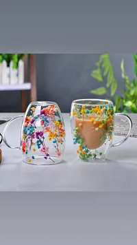 كوب زجاجي مزدوج الجدار مزين بالزهور المجففة