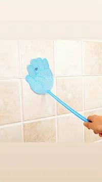 مضرب ذباب يدوي على شكل يد