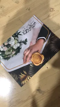 كرت دعوة زفاف — تصميم كلاسيكي مع ختم شمعي