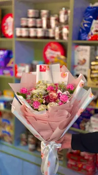 باقة زهور مختلطة مع أكسسوارات هدايا