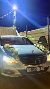 تزيين سيارات الأفراح بزهور بيضاء فاخرة