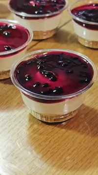 كاسات حلويات بيري تشيز كيك