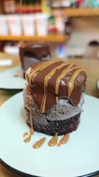 كيك الشوكولاتة بالآيس كريم والكراميل