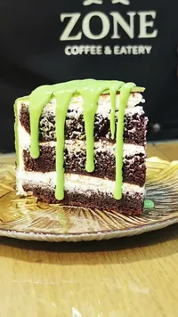 كيك الشوكولاتة بالكريمة الخضراء - ZONE COFFEE & EATERY